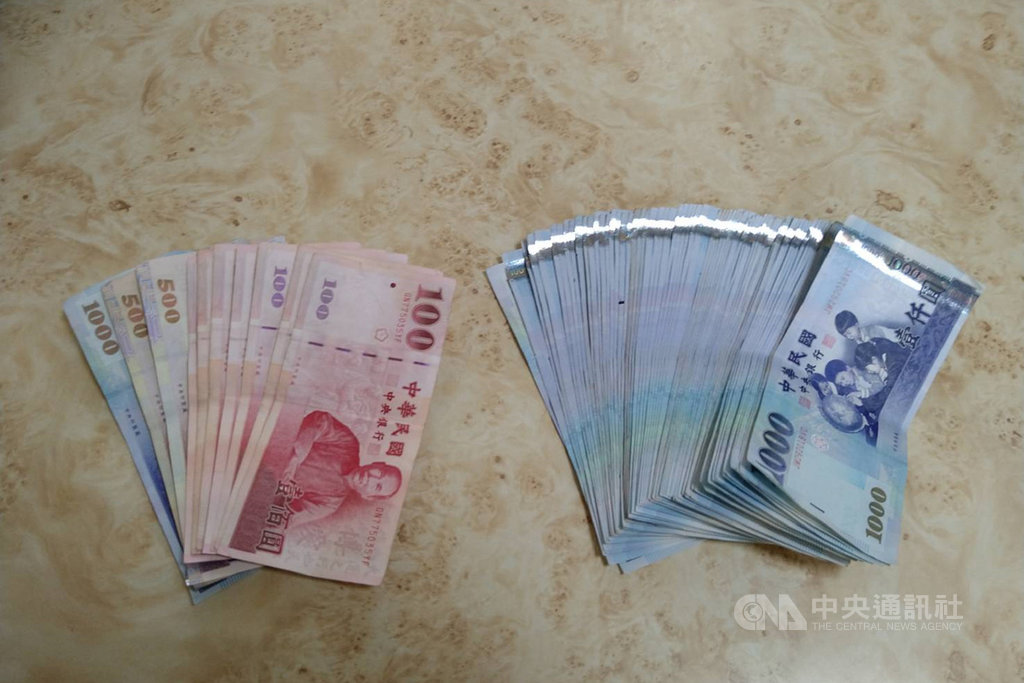Gần 70.000 tiền mặt bị rơi ra từ túi đựng rác thải, đội vệ sinh Đài Nam lập tức trình báo cảnh sát