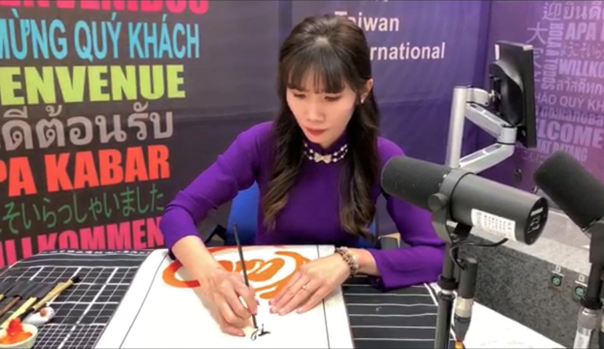 Người mong ước đưa thư pháp Việt đến với bạn bè quốc tế (phần cuối) Người mong ước đưa thư pháp Việt đến với bạn bè quốc tế (phần cuối)