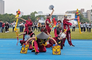 Trận pháp truyền thống vs điệu nhảy đường phố lan tỏa tinh thần văn hóa sống động nơi xứ đảo