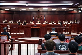 Xã hội và gia đình nạn nhân có phản ứng thế nào trước việc Tòa án Hiến pháp tuyên quyết định án tử hình có điều kiện hợp hiến