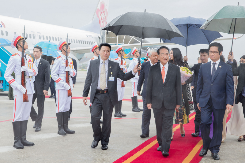Ông Tống Sở Du đáp xuống sân bay quốc tế Đà Nẵng, Vũ Ti