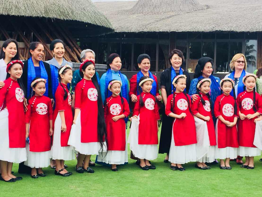 Bà Nguyễn Thị Hiền dẫn đoàn phu nhân của các lãnh đạo kinh tế A