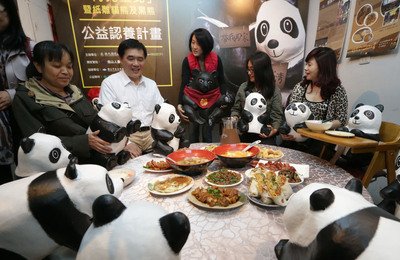 Gấu trúc giấy diễn ra màn Flashmob chào tạm biệt tại chợ đêm Ninh Hạ