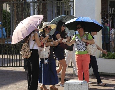 Phơi mình dưới ánh nắng có chỉ số tia tử ngoại cao trong vòng 15 phút sẽ bị bỏng.