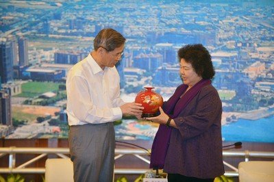 Gặp gỡ Trương Chí Quân, bà Trần Cúc hy vọng hiểu và lắng nghe ý kiến của người dân.