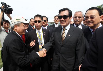 Tổng thống Mã Anh Cửu sang thăm Panama, kiều bào nhiệt liệt chào đón