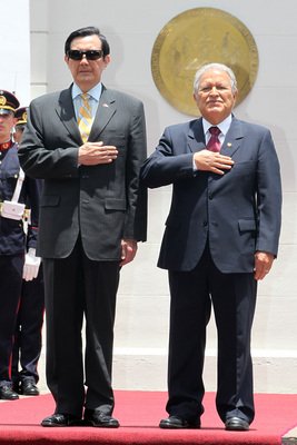 Tổng thống Mã Anh Cửu thăm El Salvador ký kết tuyên bố chung