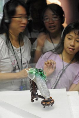 Báu vật Ngọc Phỉ Thuý hình Cải bắp thảo lại ra mắt khách tham quan, du khách rất hoan nghênh.