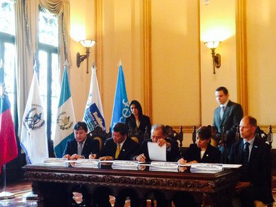 Nghi lễ ký kết quyên tặng, hỗ trợ Guatemala xây dựng Trung tâm chăm sóc trẻ em được tổ chức tại Cung điện văn hóa
