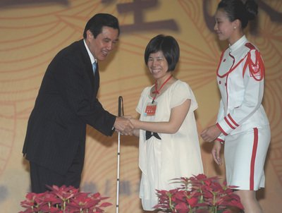 Biểu dương giáo viên ưu tú, tổng thống Mã Anh Cửu kêu gọi phát huy tài năng thiên phú của học sinh.
