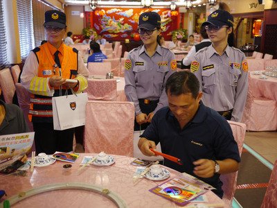 Thực hiện bình đẳng giới - trong tương lai không được cưỡng ép nữ cảnh sát mặc đồng phục váy
