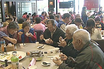 Đông ấm tình thương.  Nhà hàng Nhật Bản mời các cụ già và trẻ em ăn bữa cơm Tết.