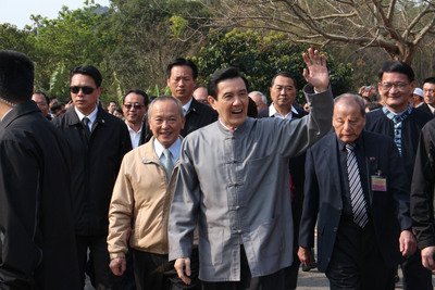 Tổng thống Mã Anh Cửu về Miêu Lật cúng tổ tiên, phát lì xì, người dân xếp hàng lãnh lì xì.