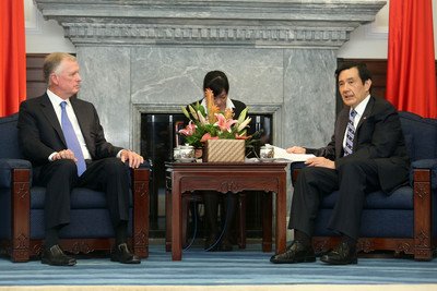 Dan Quayle khẳng định quan hệ hai bờ và quan hệ Đài – Mỹ.