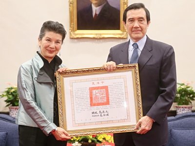 TT Mã Anh Cửu xin lỗi việc trì hoãn nhiều năm mới ban giấy lệnh biểu dương cho cố Đại sứ Hà Phụng Sơn