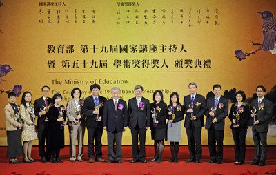 Tổng thống trao giải Hội thảo quốc gia