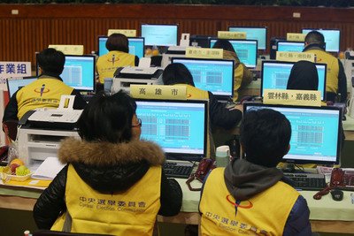 Cập nhật kết quả kiểm phiếu bằng điện thoại di động và mạng internet