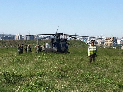 Trực thăng chiến đấu UH-60 Black Hawk bị ép hạ cánh tại trung tâm thành phố Đài Trung. Người và máy bay đều bình