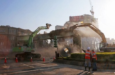 Tháo gỡ đoạn đường dẫn lên cầu Zhongxiao sẽ khôi phục hoạt động thông xe vào ngày 13/2 trước dự định