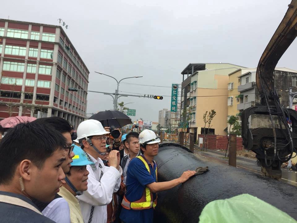 Ông Trương Thiện Chính thị sát công trình thi công khôi phục mạng lưới cấp nước cho vùng gặp nạn động đất