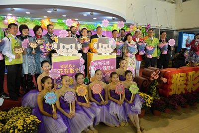 Hội chợ Hoa tại Chương Hóa thêm hoạt động cầu phúc cho người gặp nạn.