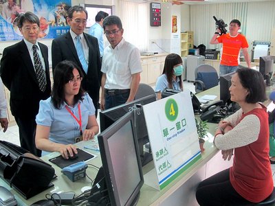 Sử dụng thẻ bảo hiểm y tế của người khác sẽ bị phạt 1 triệu Đài tệ.