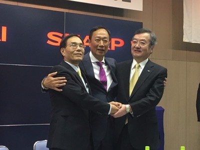 Tập đoàn Foxconn của Đài Loan và tập đoàn Sharp của Nhật ký hợp đồng mua bán vào ngày hôm nay.