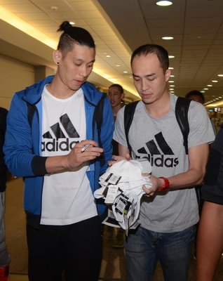 Tuyển thủ Lâm Thư Hào về đến Đài Loan, các fans hâm mộ ra sân bay nhiệt liệt chào đón