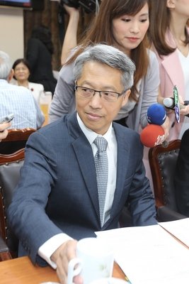 Viện trưởng Viện Nghiên cứu Trung ương Liêu Tuấn Trí tới Viện Lập pháp báo báo, Ủy viên lập pháp hiếu kỳ hỏi: “Nhà có việc gì”