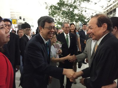Phó tổng thống Trần Kiến Nhân quá cảnh ở New York được kiều bào Đài Loan nhiệt liệt đón chào khi xuống máy bay