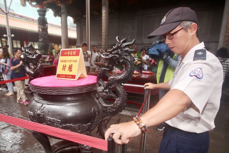 Kha Văn Triết: Long Sơn Tự giảm bớt lư hương là cân bằng giữa phong tục truyền thống và bảo vệ môi trường