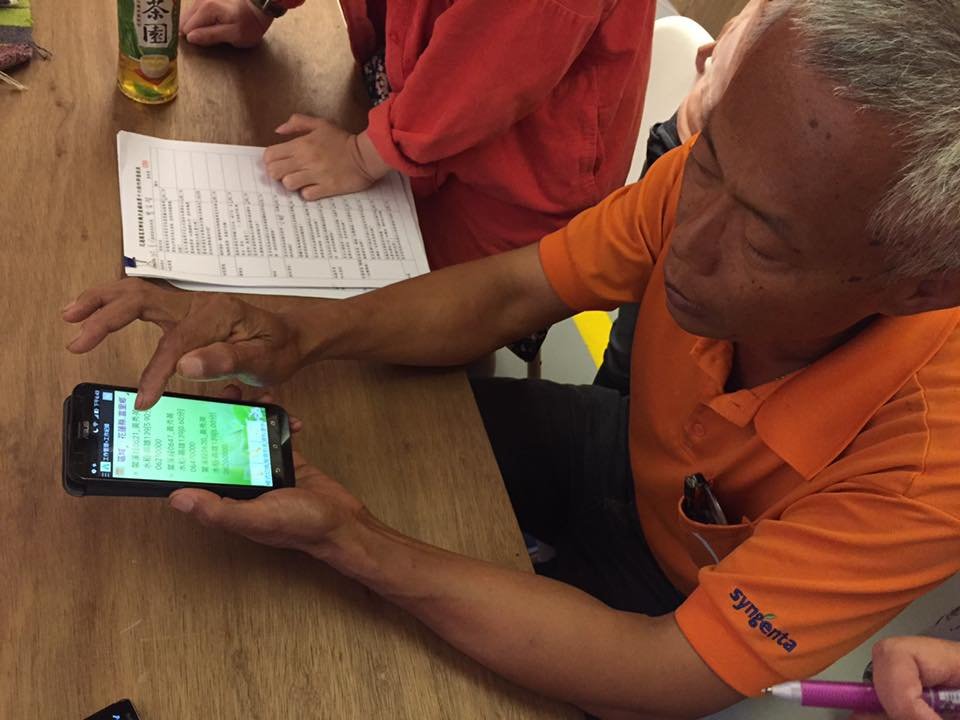 Nông dân dùng APP ghi lại quá trình sản xuất gạo Phú Lệ.