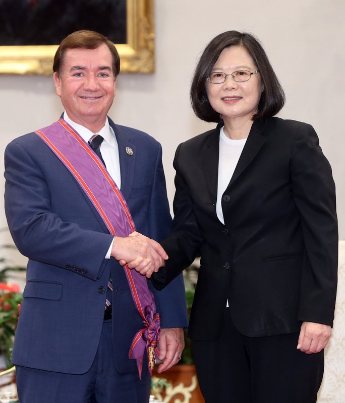 Tổng thống Thái Anh Văn trao tặng Huân chương Brilliant Star hạng I cho Chủ tịch Uỷ ban Ngoại giao Hạ nghị viện Mỹ