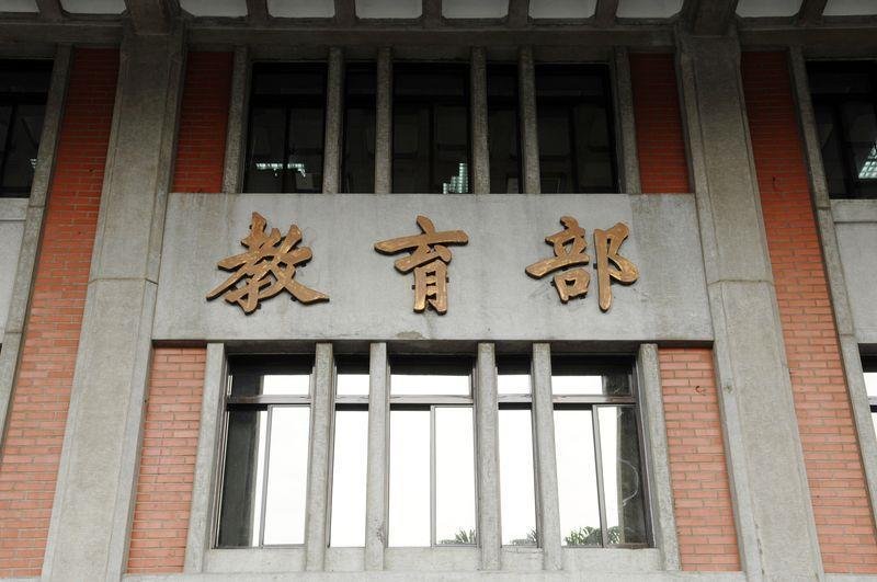 Du học sinh thường bị buộc làm việc “chui”, Bộ Giáo dục yêu cầu tách riêng hợp đồng thành loại thực tập và loại vừa học vừa làm