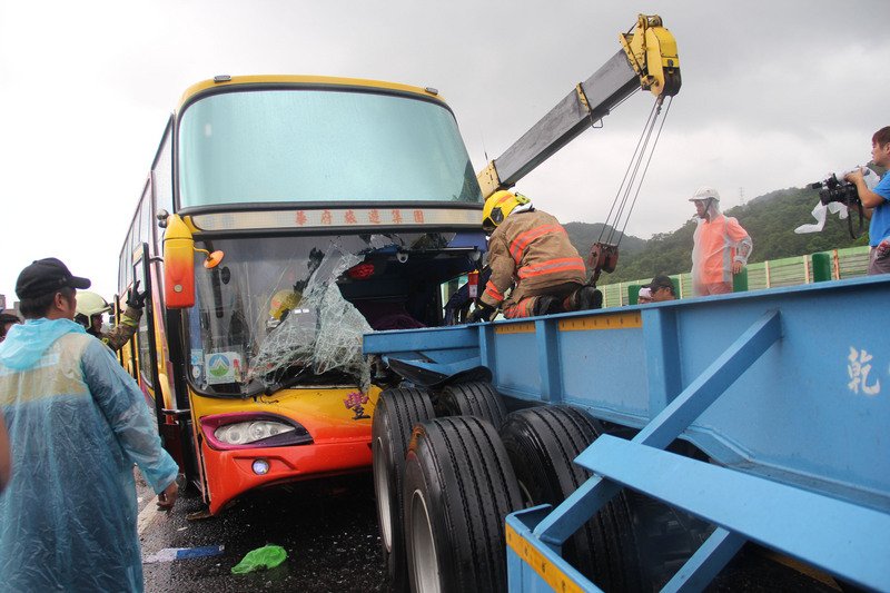 Xe chở đoàn du lịch Việt Nam xảy ra tai nạn, 12 du khách nhập viện