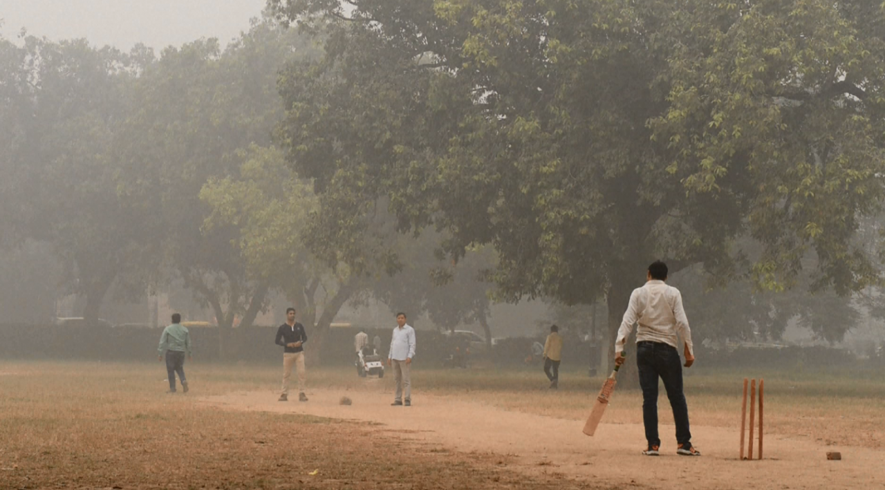 Ấn Độ vẫn tiến hành đấu bóng Cricket trong bầu không khí sương khói ô nhiễm trầm trọng