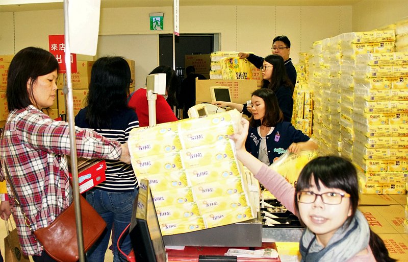 Nguyên nhân giá khăn giấy tăng? Viện hành chính yêu cầu Ủy ban bình ổn giá theo dõi xử lý