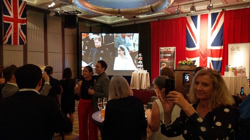Nhiều viên chức Anh tại Đài Loan tề tựu chúc mừng đám cưới giữa Hoàng tử Harry và Meghan Markle