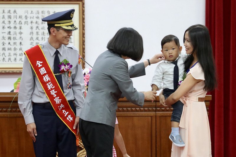 Tổng thống biểu dương cảnh sát gương mẫu, tuyên bố sẽ quan tâm đến sức khoẻ và tinh thần của cán bộ ngành cảnh sát