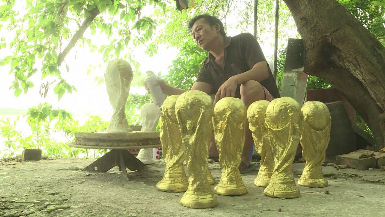 Sản xuất Cup vàng World cup để thỏa niềm đam mê bóng đá