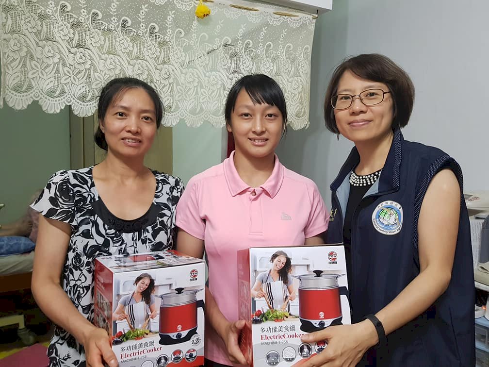 Sở Di dân thăm thế hệ thứ hai của di dân mới đạt Giải thưởng giáo dục hy vọng mang niềm hãnh diện cho Đài Loan