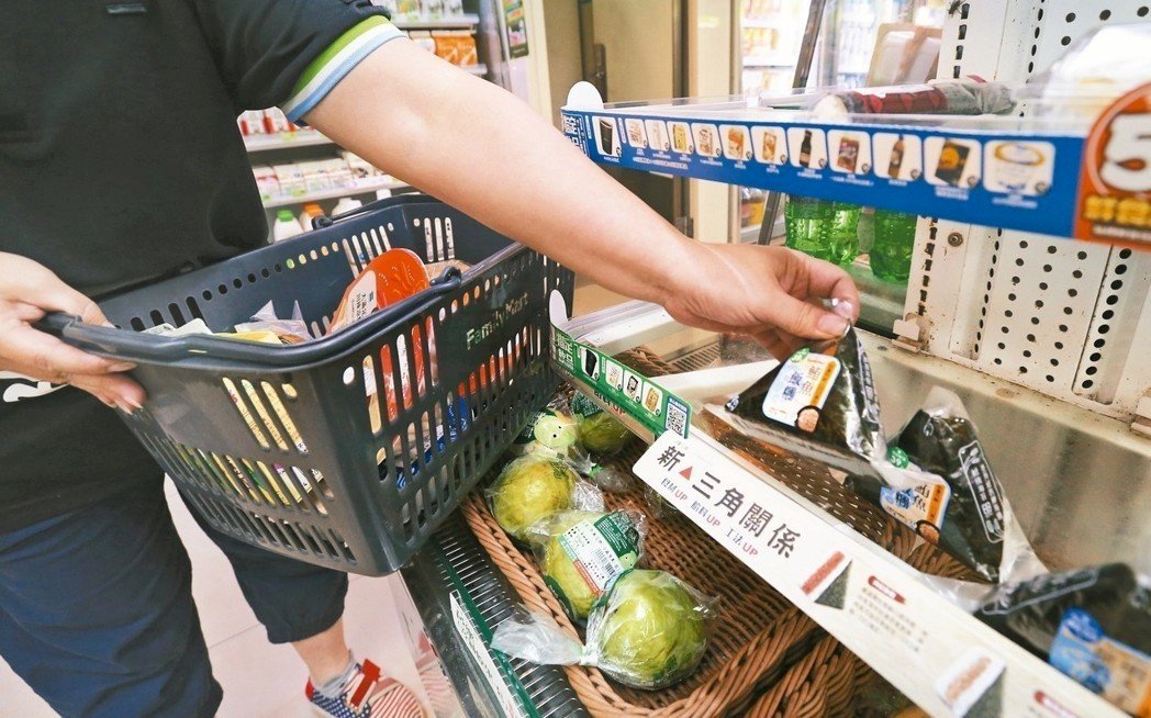 Do nhập hàng vượt quá nhu cầu, hàng năm siêu thị tiện ích vứt bỏ khoảng 7 tỷ thức ăn quá hạn sử dụng