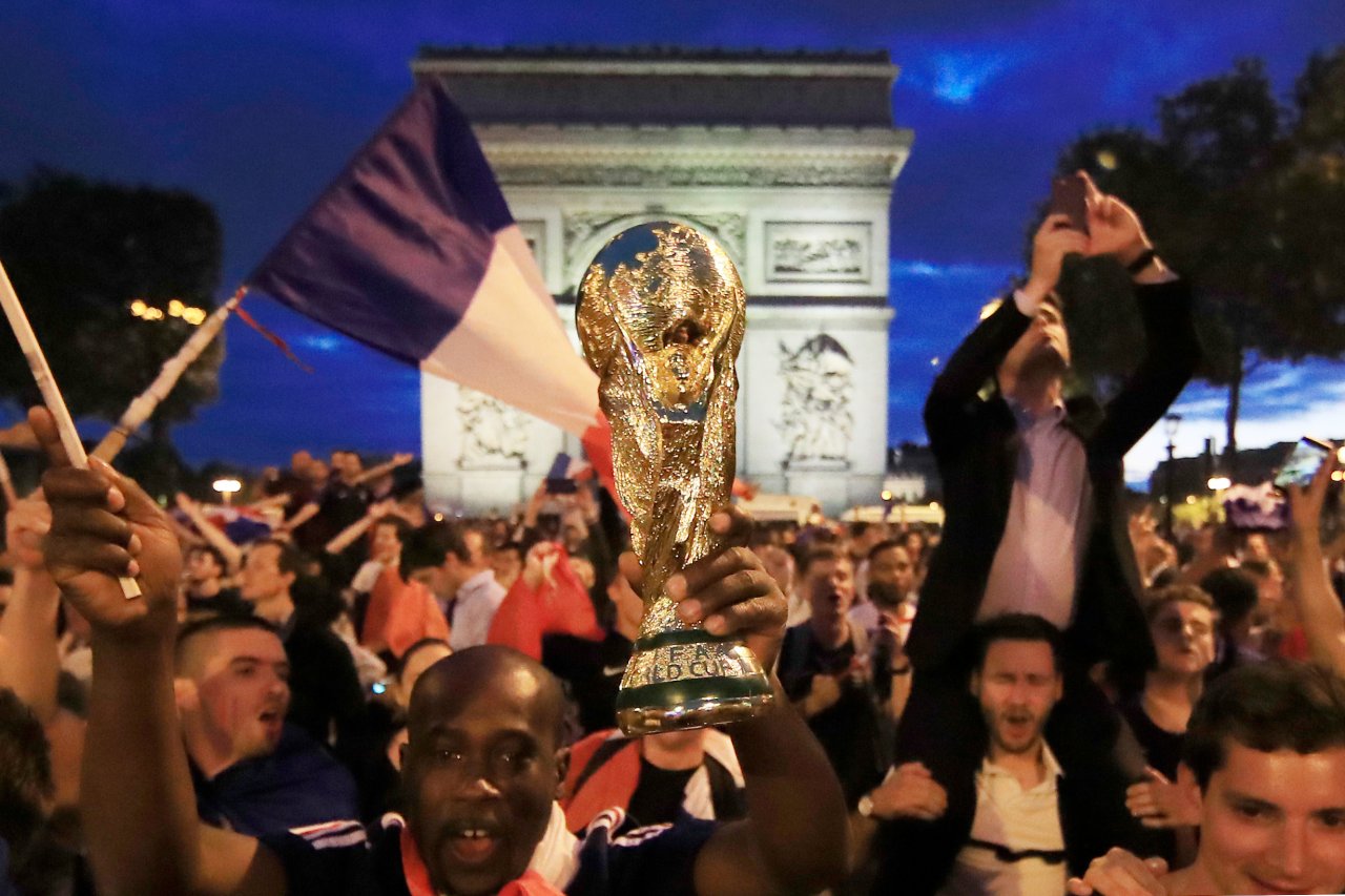 Thủ đô Paris Pháp tưng bừng pháo hoa ăn mừng tuyển thủ Pháp vào chung kết World Cup 2018