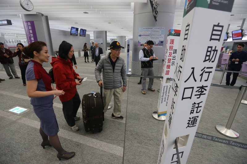 Tháng 10 Cathay Dragon, AirAsia mở dịch vụ check-in tại ga xe điện metro.