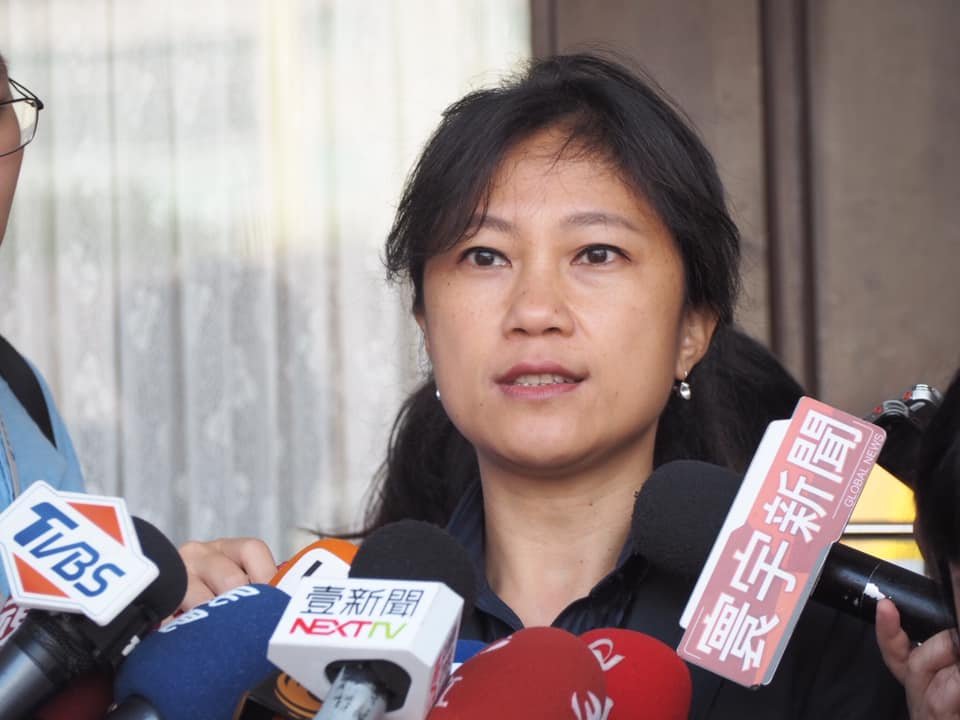 Lĩnh thẻ cư trú nên giới hạn quyền công dân, Uỷ ban Trung hoa lục địa: đang nghiên cứu và sẽ trao đổi