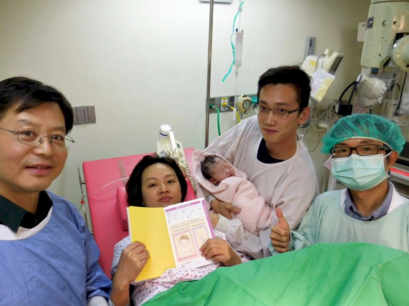 Em bé Quốc Khánh đầu tiên của Bệnh viện liên hợp thành phố Đài Bắc chào đời vào lúc 0 giờ 1 phút sáng sớm ngày 10/10