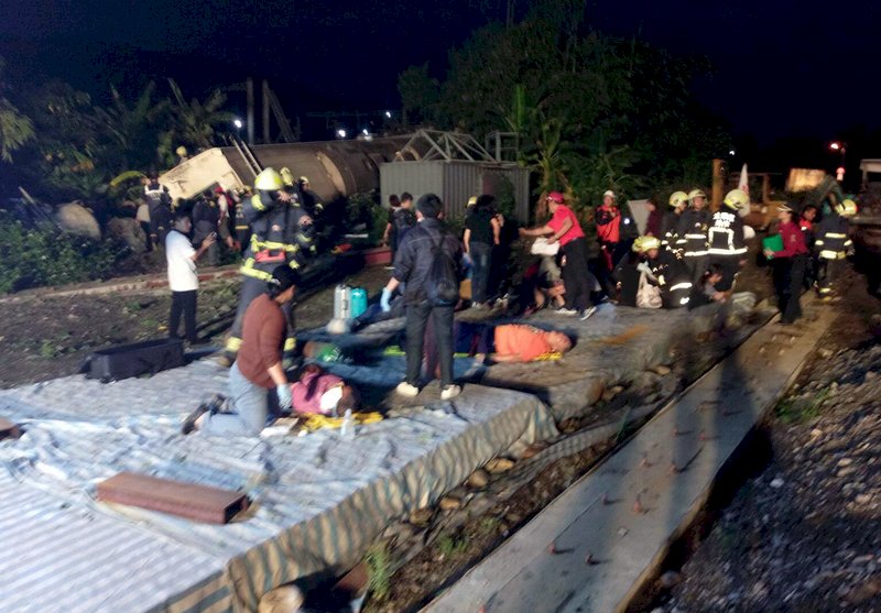 Tin mới nhất : Đoàn tàu Puyuma bị trật đường ray tại Nghi Lan, ước tính có 17 người chết, 30 người bị thương.