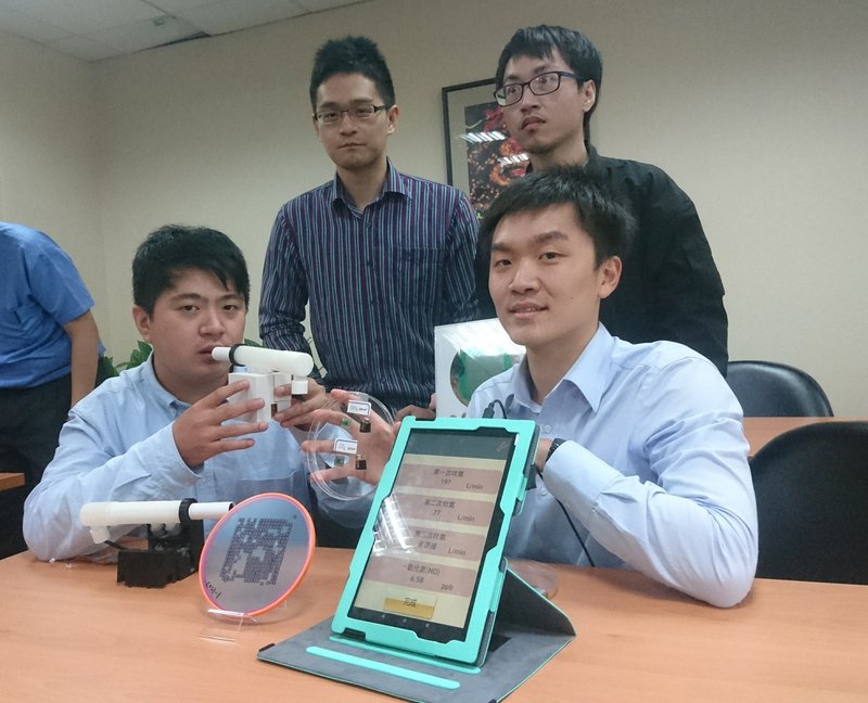 Trường đại học Thành Công sáng chế thiết bị cảm biến ô nhiễm không khí và cảm biến hen suyễn