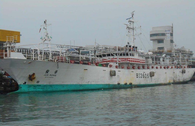 Thuyền cầu mực của thành phố Cao Hùng cháy trên biển, 5 thuyền viên người Philippines mất tích.