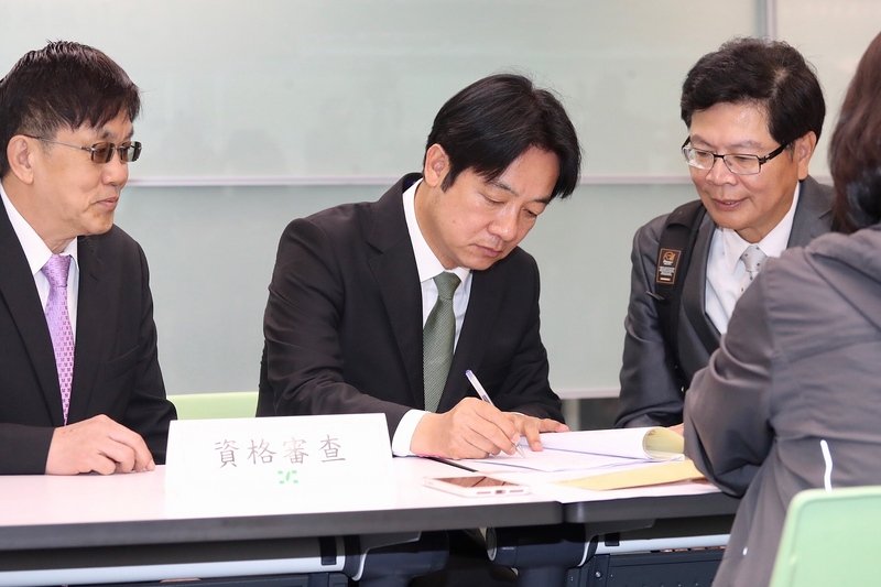 Thủ tướng Lại Thanh Đức đăng ký tranh cử tổng thống, đối đầu với tổng thống Thái Anh Văn